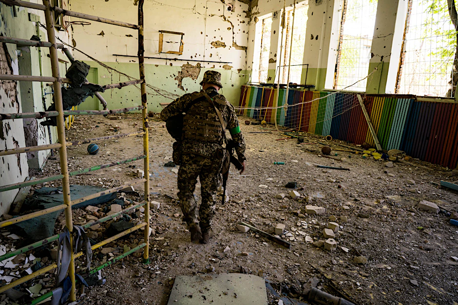 Ukraine: Soldat in einer zerstörten Schule.