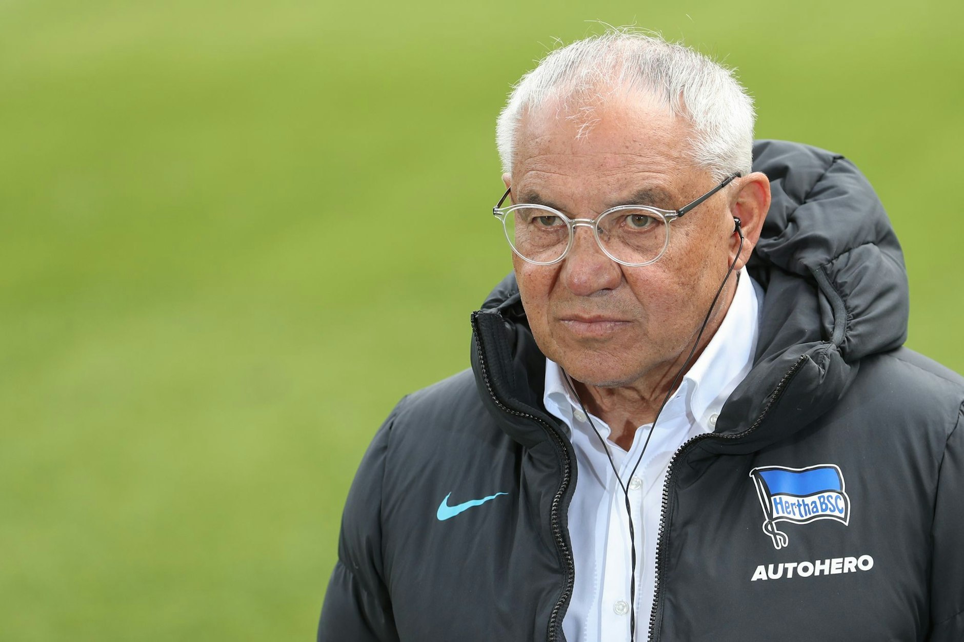 Herthas Trainer Felix Magath ist skeptisch und verlässt sich nicht auf einen Bayern-Sieg gegen Stuttgart.