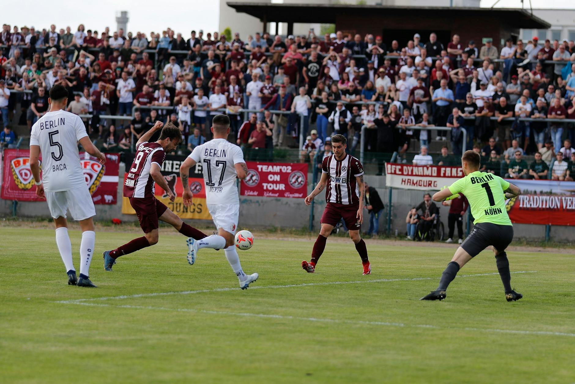 Da war die BFC-Welt noch in Ordnung. Christian Beck trifft in der 16.Minute zum 1:0, danach musste Dynamo zwei Gegentreffer hinnehmen.