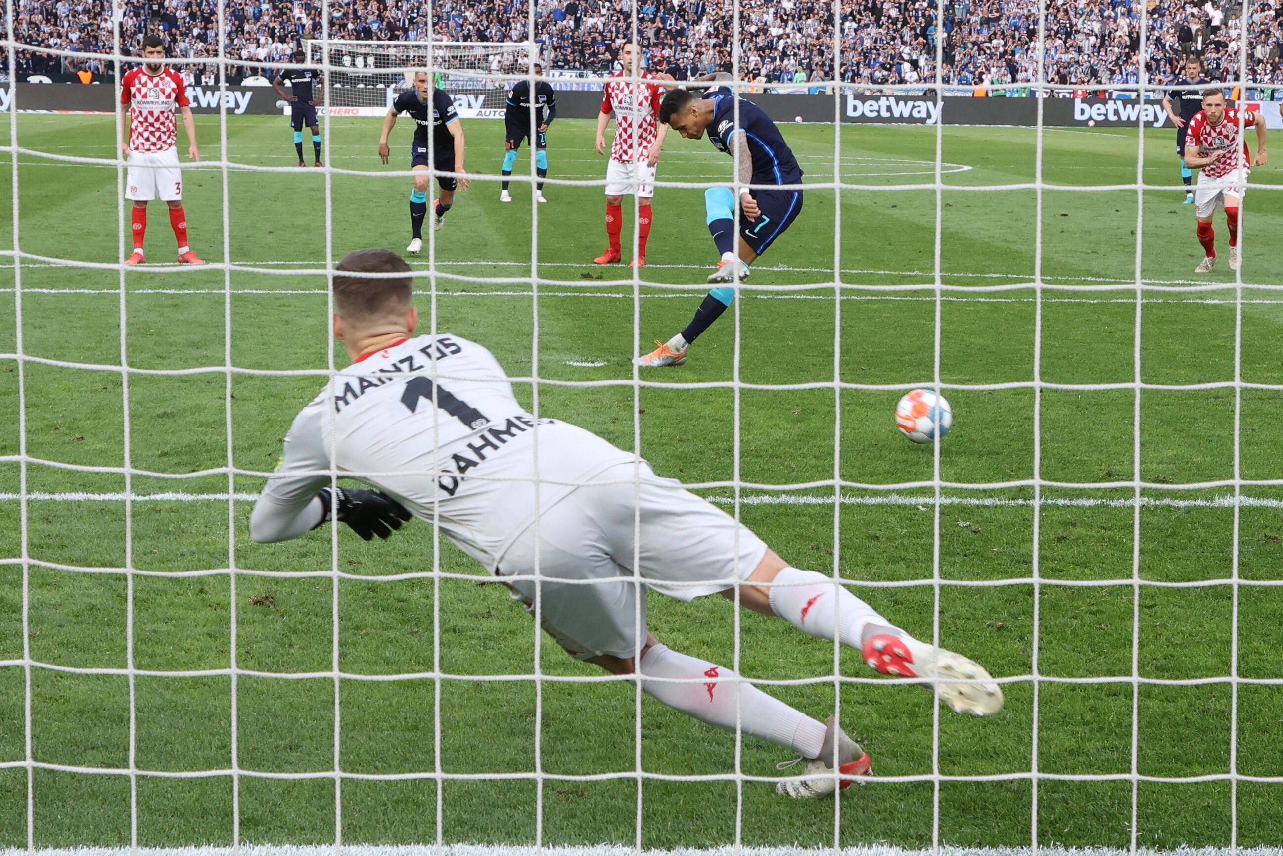 Image - 1:2 gegen Mainz! Rettungsfeier versaut, jetzt muss Hertha BSC auf die Bayern hoffen