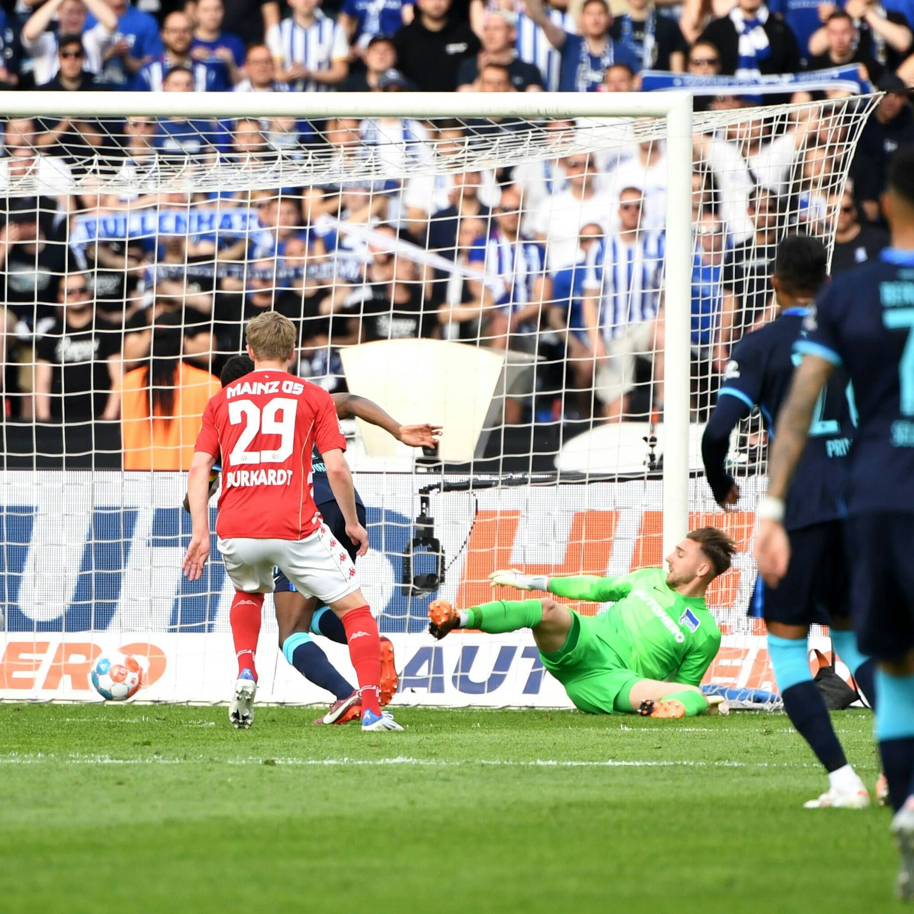 Towart Lotka patzte beim 0:1 und ließ den Ball unter sich durch ins Tor flutschen.