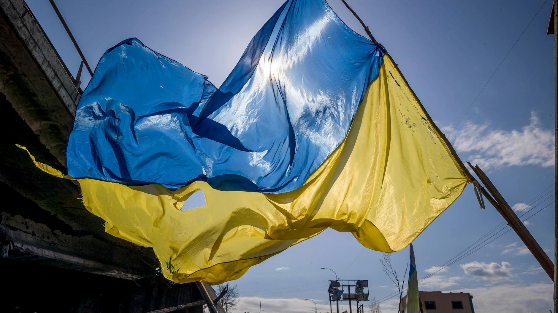 Ukraine-Krieg: Eine Landesfahne wurde bei einem russischen Angriff beschädigt (Archivbild).