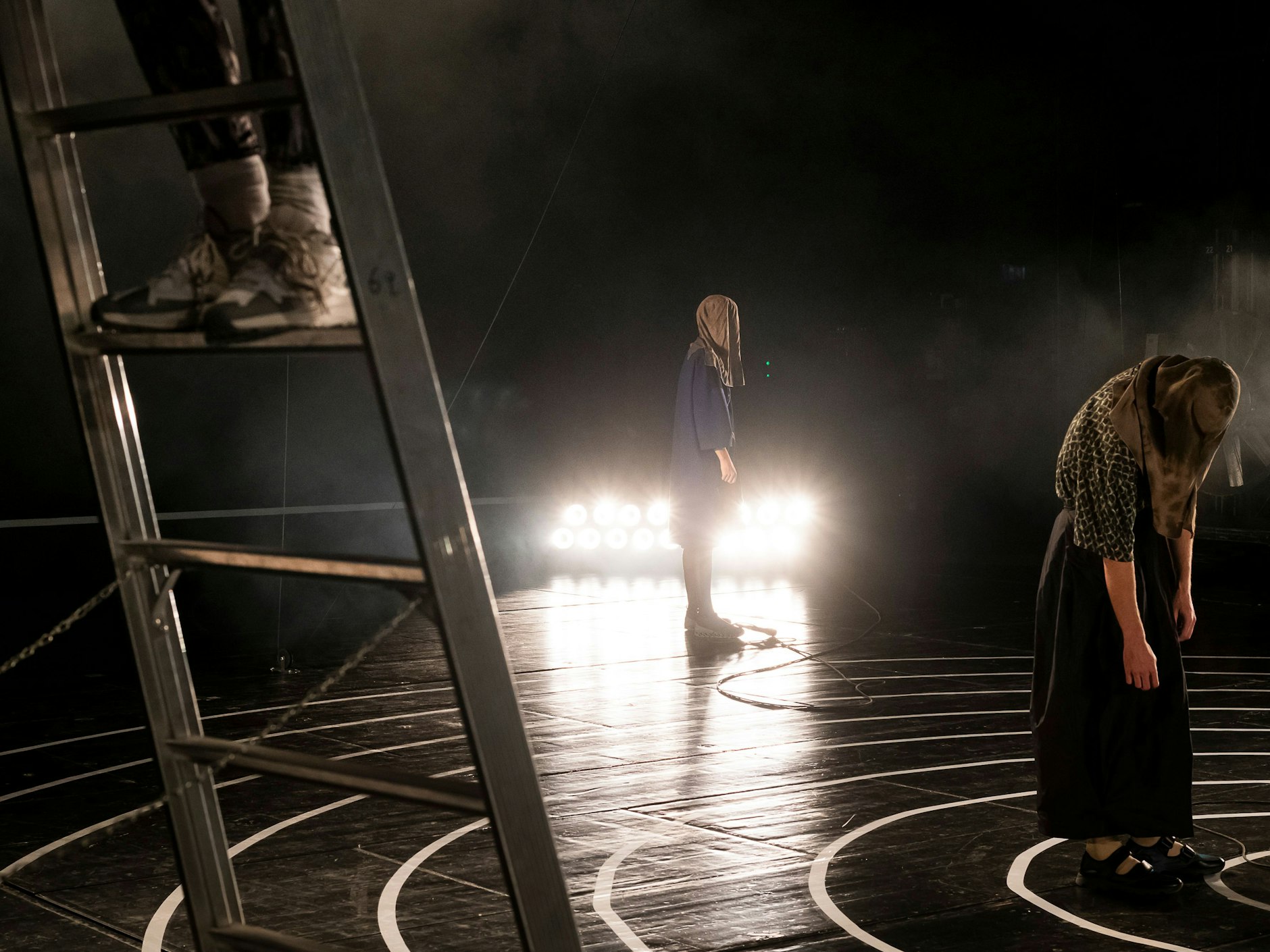 Das Eröffnungsgastspiel des Theatertreffens: Die Bochumer Inszenierung „Das neue Leben“ tastet sich vorsichtig zurück ins Spiel.