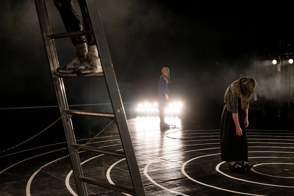 Herz verspeist: Das Theatertreffen beginnt mit einem leisen Hallo