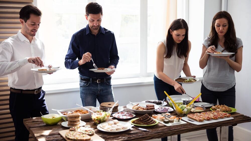 Sollte auf keinem Büffet fehlen: ein Schichtsalat.