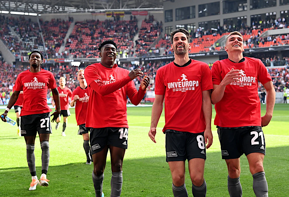 In Motto-T-Shirts mit der Aufschrift UNVEUROPA feierten die Unionstars um Taiwo Awoniyi, Rani Khedira &amp; Co. den erneuten Einzug in das internationale Geschäft.