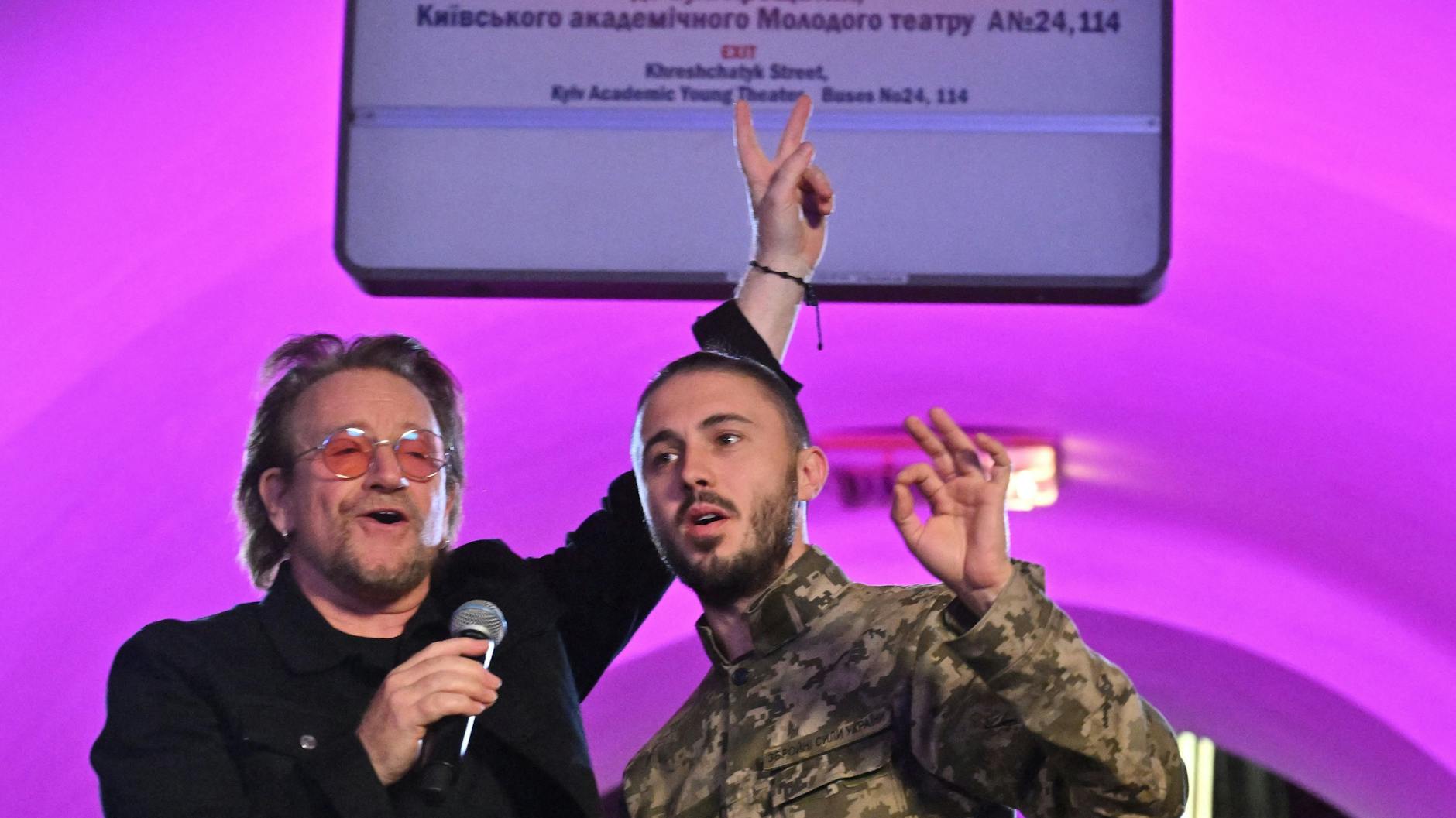 Bono von der irischen Rockband U2 zusammen mit Taras Topolia von der ukrainischen Band Antytila. Topolia kämpft in den Reihen der ukrainischen Armee gegen den russischen Angriff und kam für den Aufritt mit Bono von der Front zurück.