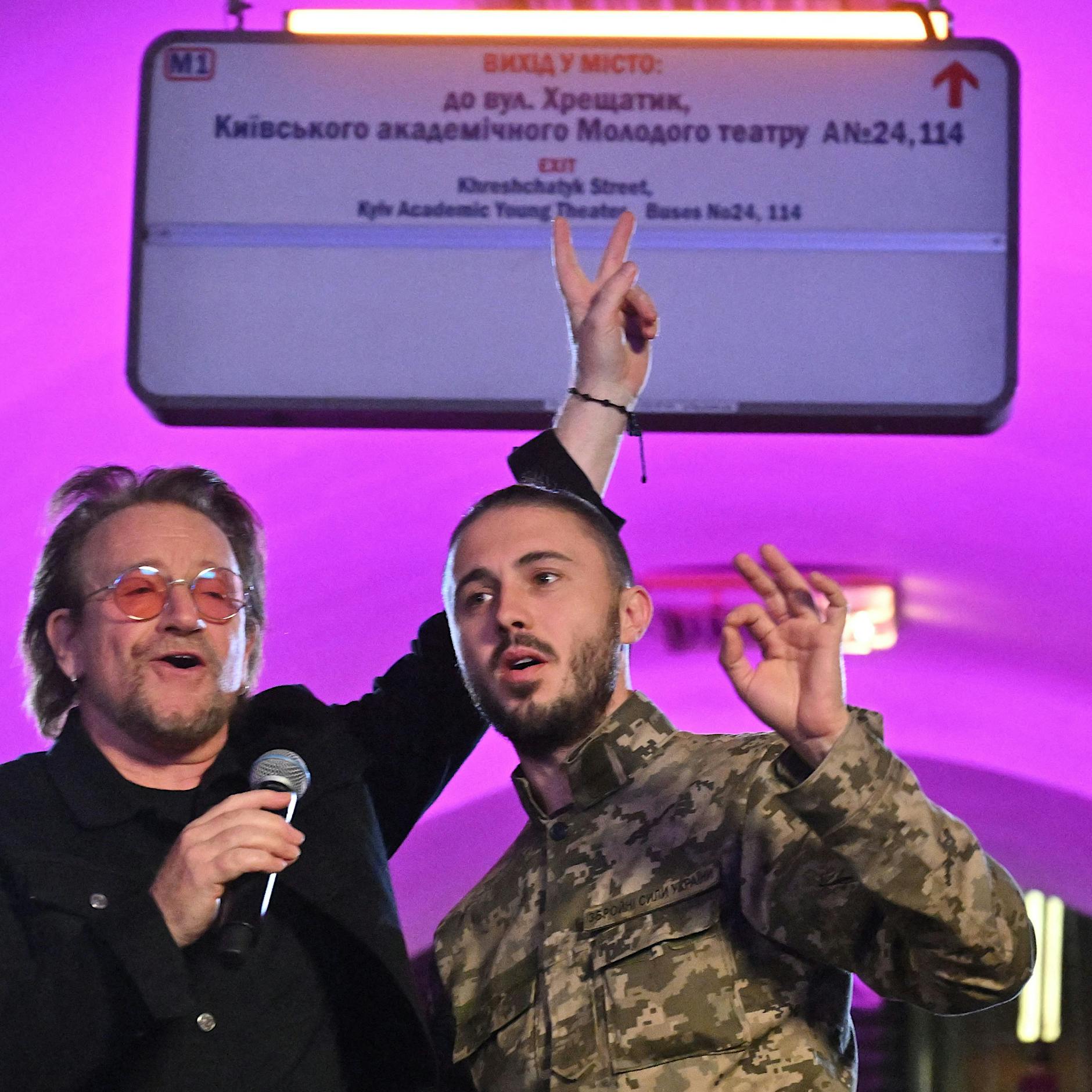 Musik in der Ukraine: Soldaten mit Gitarre und Mikrofon