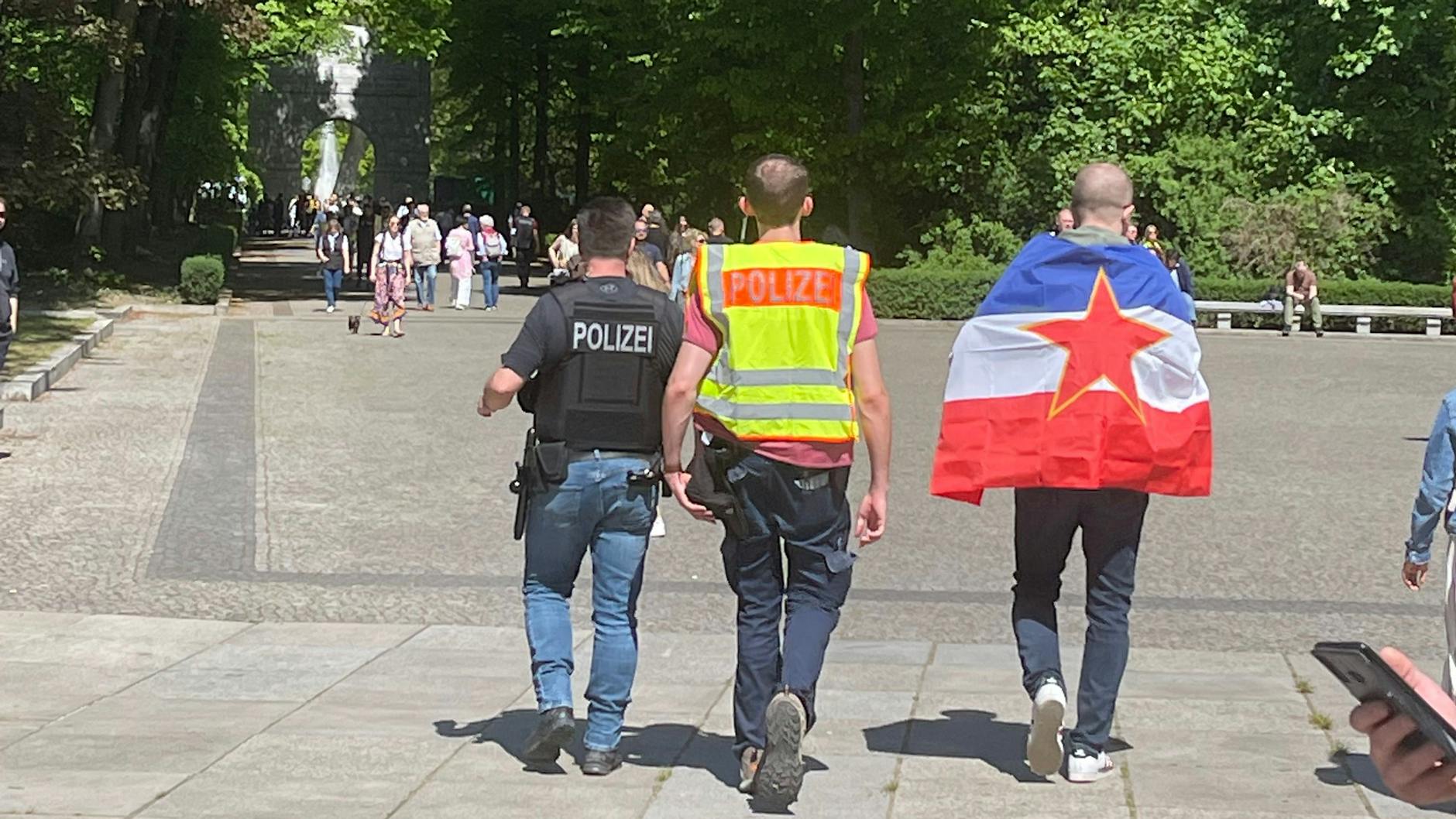 Gedenken am 8. Mai ist kompliziert: Die alte jugoslawische Flagge sieht der russischen Flagge sehr ähnlich. Erst war sie erlaubt, dann nicht mehr.