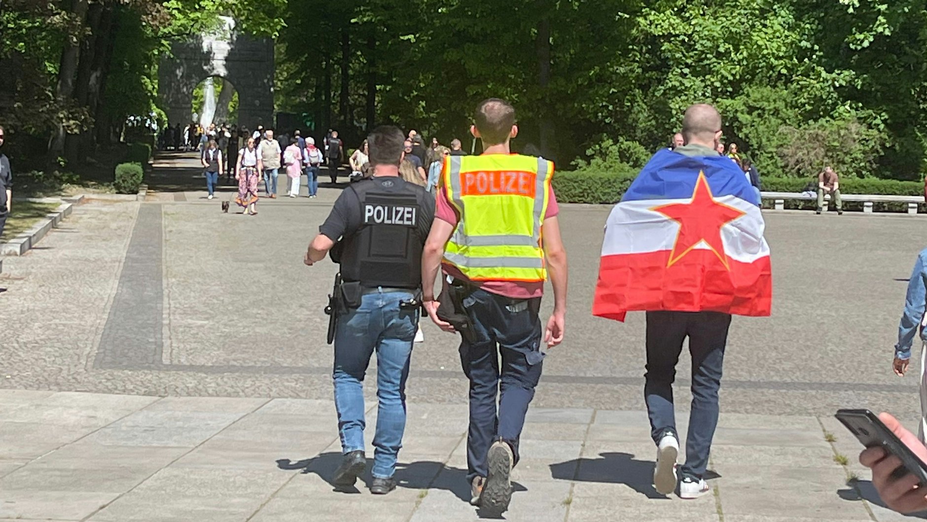 Gedenken am 8. Mai ist kompliziert: Die alte jugoslawische Flagge sieht der russischen Flagge sehr ähnlich. Erst war sie erlaubt, dann nicht mehr.