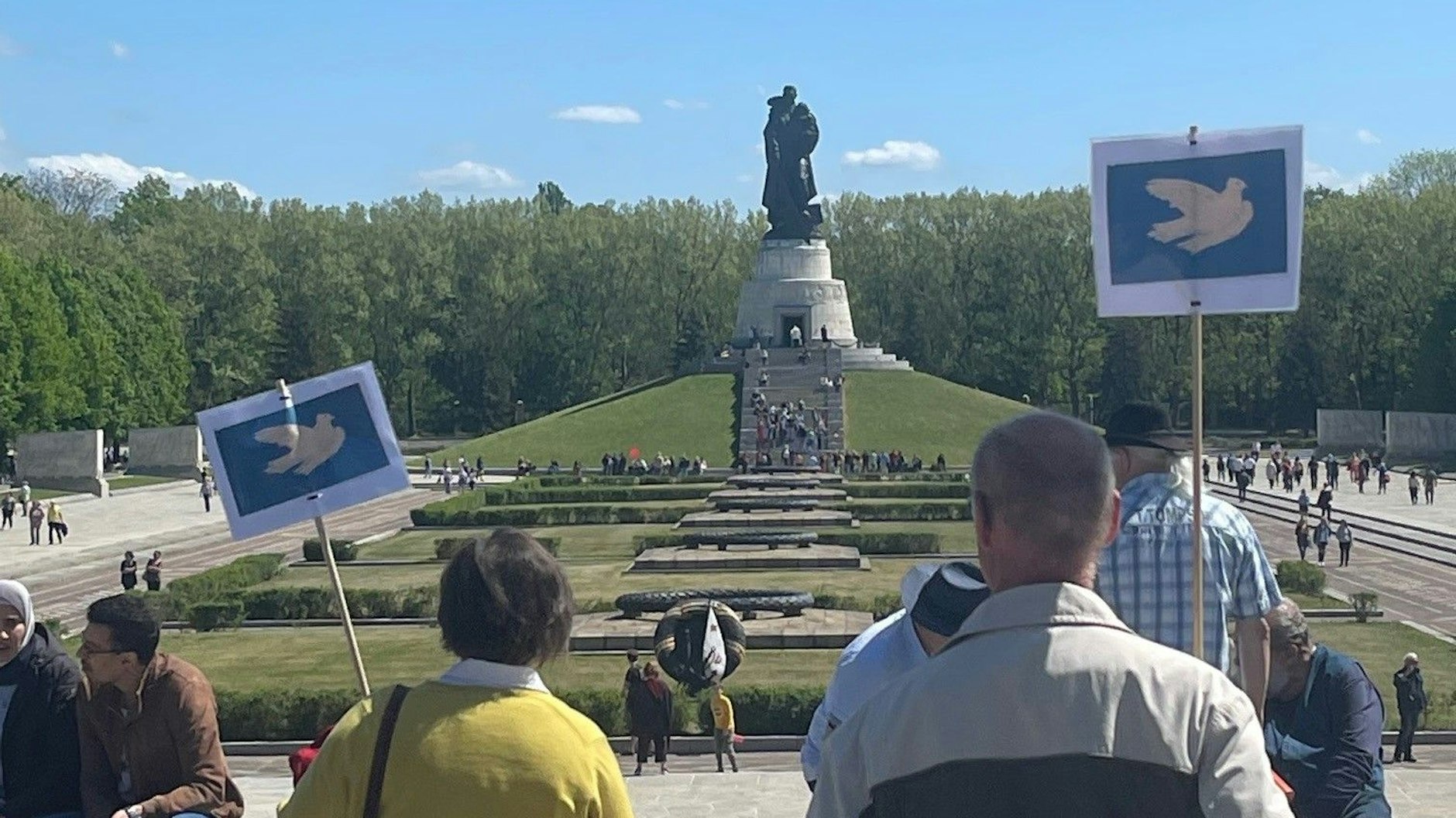 Erlaubt: Eine kleine Friedenstaube. Nicht im Bild: Die verbotene große Flagge einer Friedenstaube.