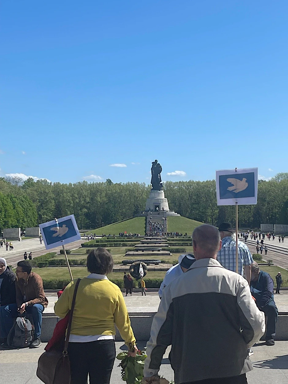 Erlaubt: Eine kleine Friedenstaube. Nicht im Bild: Die verbotene große Flagge einer Friedenstaube.