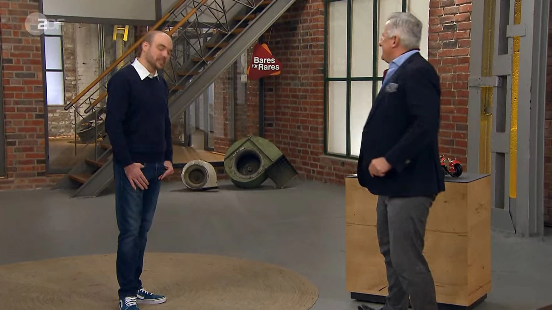 „Bares für Rares“: Markus Wildhagen bekommt den Zuschlag für den Alfa Romeo 8C.