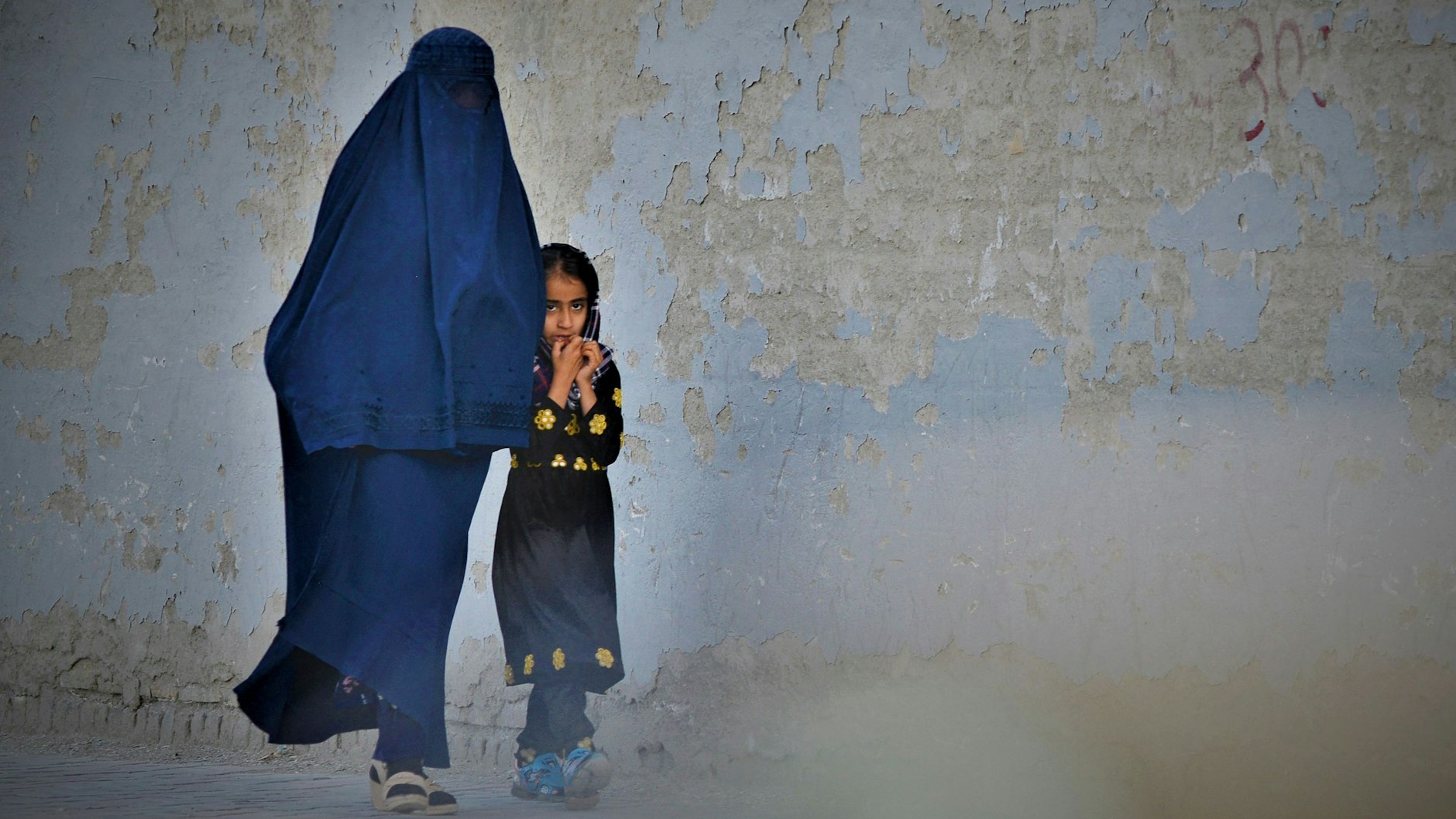 Eine unter einer Burka verhüllte Frau mit einem Mädchen in Kabul, fotografiert&nbsp;am 7. Mai.