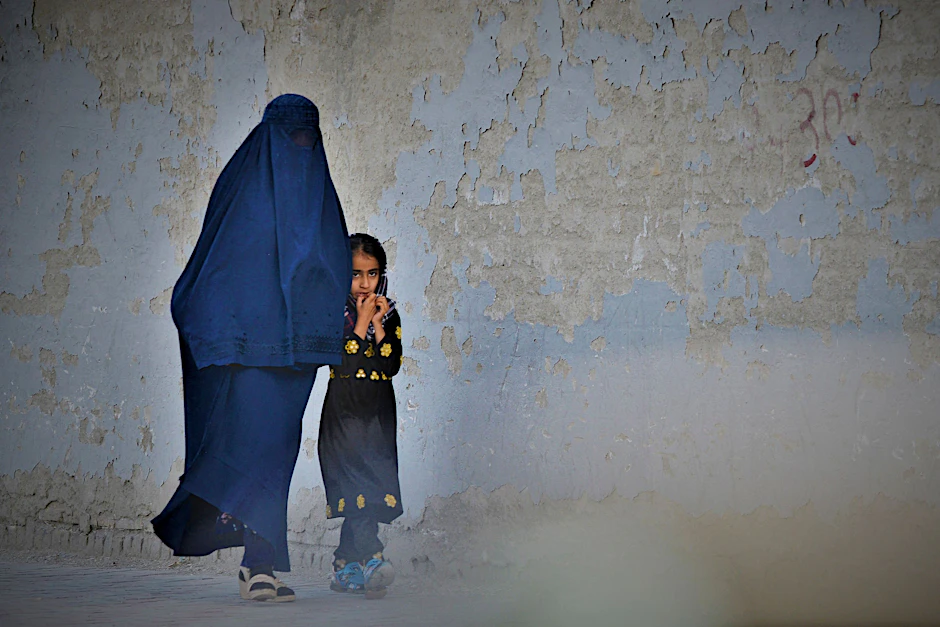 Eine unter einer Burka verhüllte Frau mit einem Mädchen in Kabul, fotografiert&nbsp;am 7. Mai.