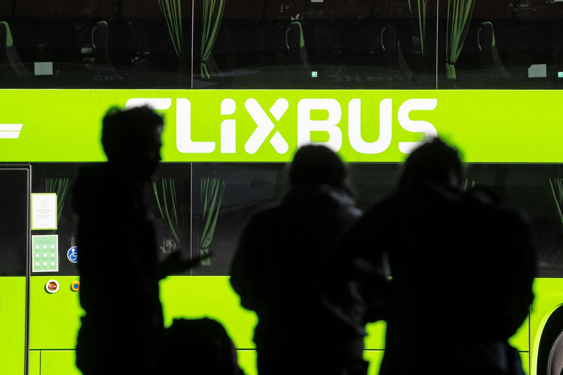 Reisende stehen am Zentralen Omnibusbahnhof (ZOB) in München an einem Bus.