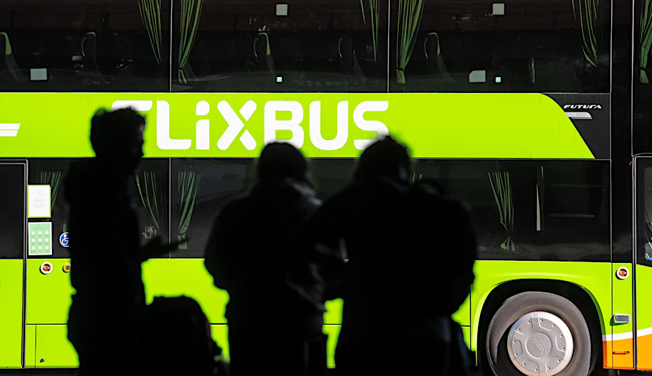 Reisende stehen am Zentralen Omnibusbahnhof (ZOB) in München an einem Bus.