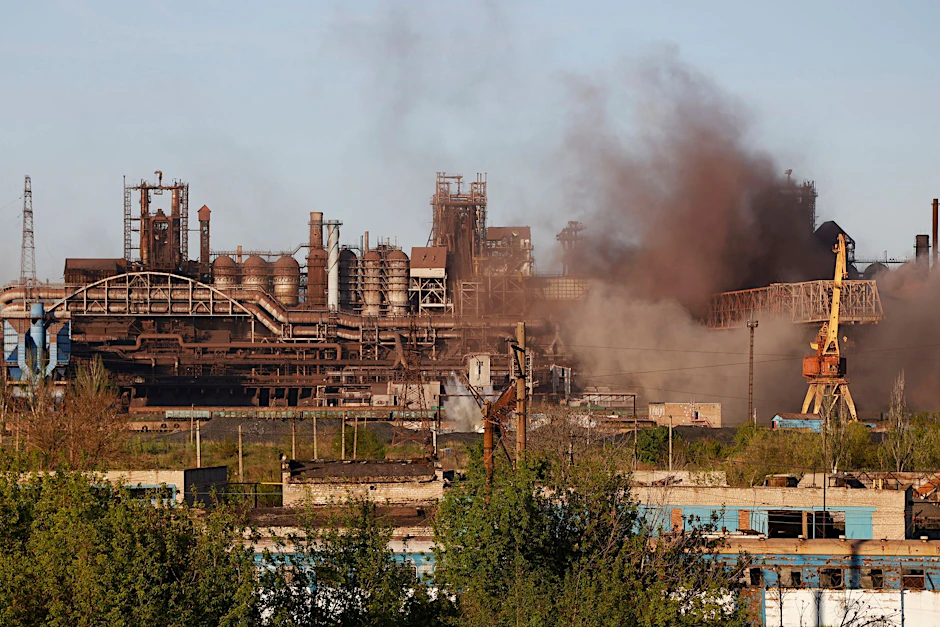 Aus dem Asow-Stahlwerk in Mariupol steigt Rauch auf.