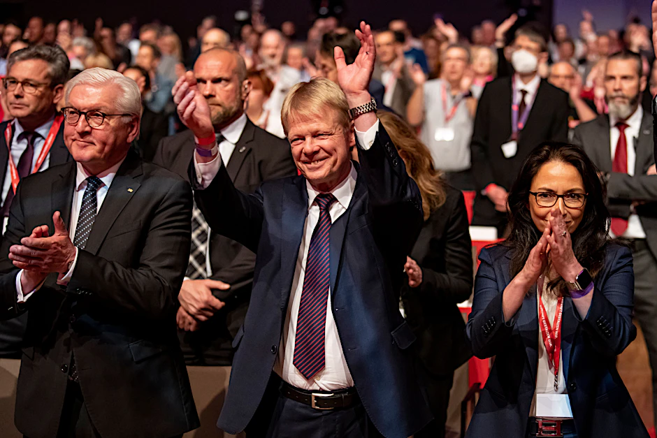 Bundespräsident Frank-Walter Steinmeier, der scheidende DGB-Chef  Reiner Hoffmann und seine designierte Nachfolgerin Yasmin Fahimi.