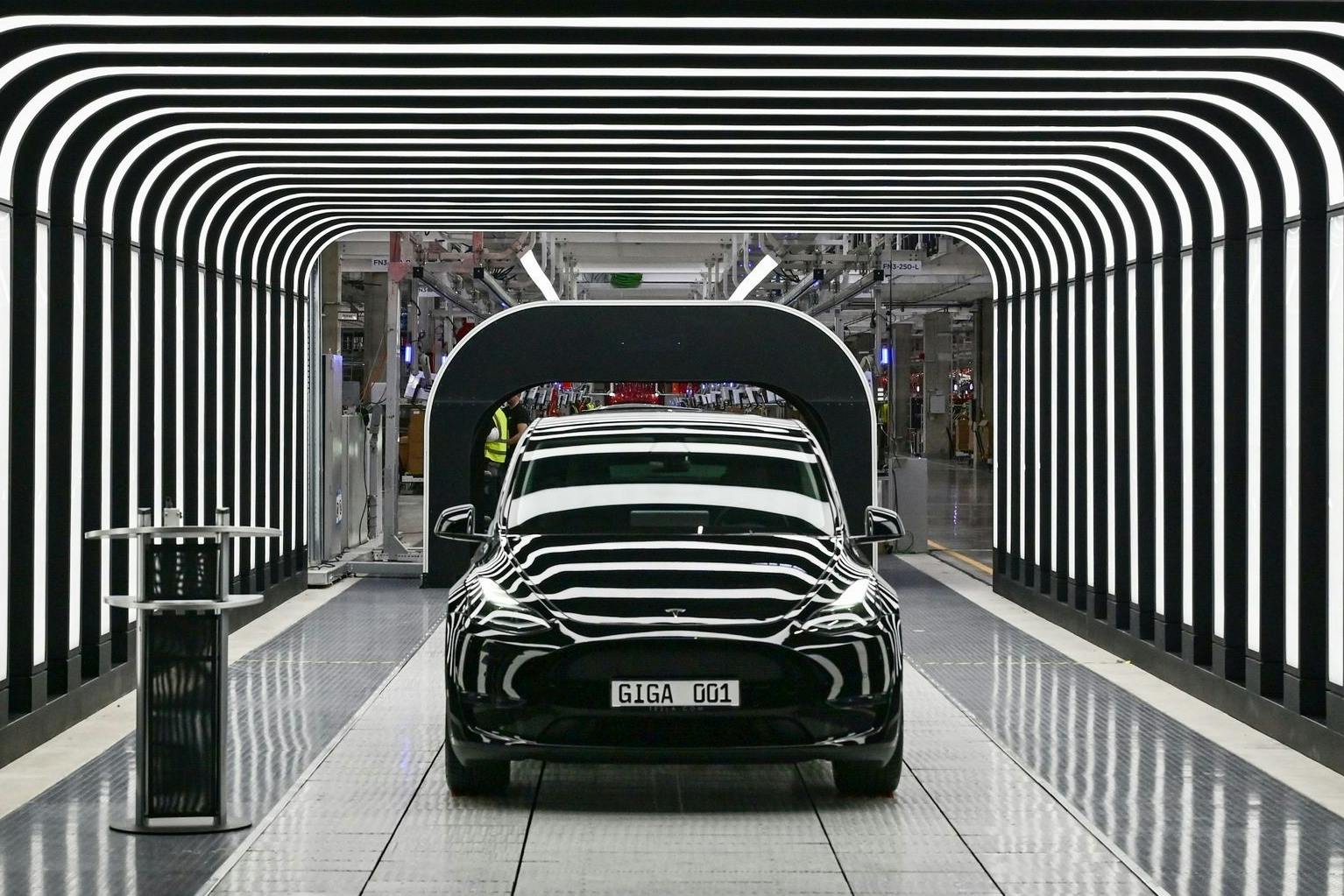 Die Gigafactory in Grünheide östlich von Berlin ist die erste Großfabrik des amerikanischen Elektroauto-Konzerns Tesla in Europa.