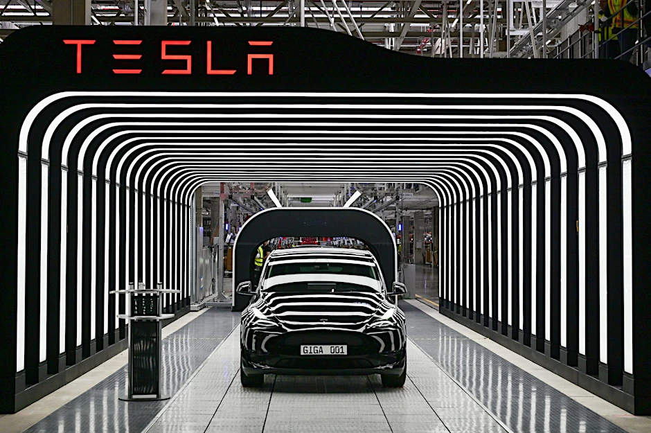 Seit dem 22. März laufen in Grünheide die E-Autos vom Band. Nun startet in der Tesla-Gigafactory die Erstrevision.