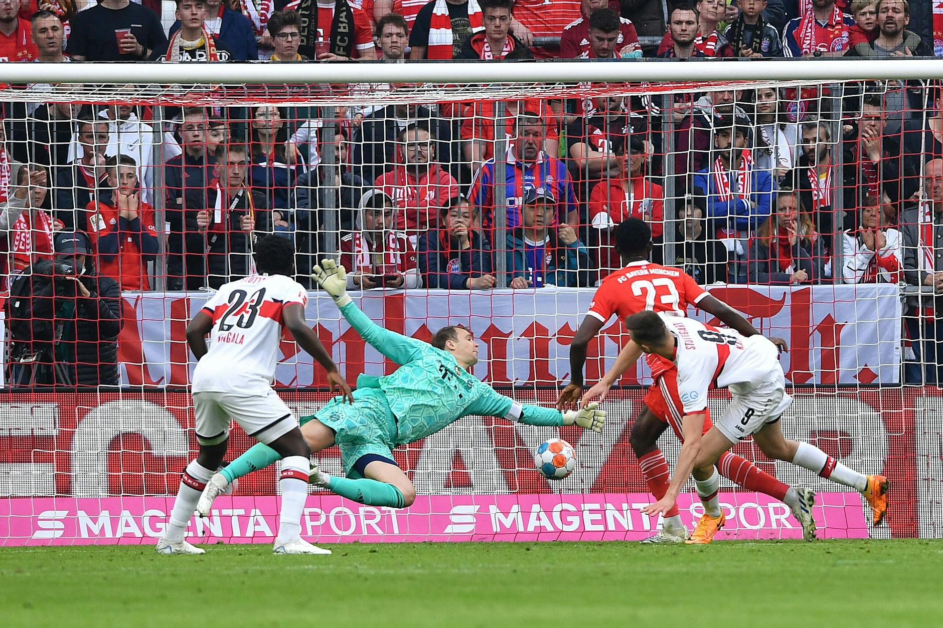 Stuttgarts Sasa Kalajdzic köpft zum 2:2 gegen die Bayern ein.