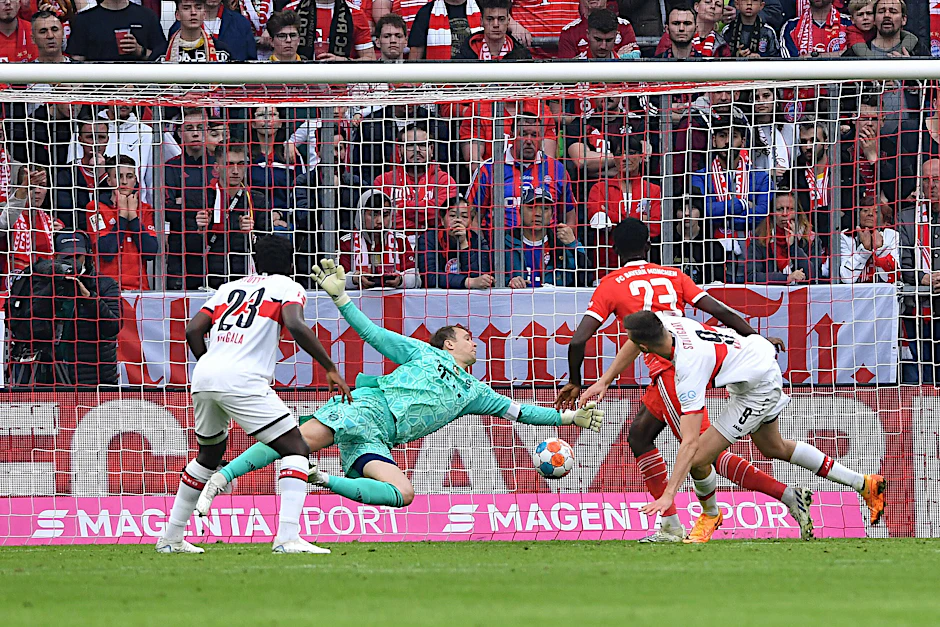 Stuttgarts Sasa Kalajdzic köpft zum 2:2 gegen die Bayern ein.