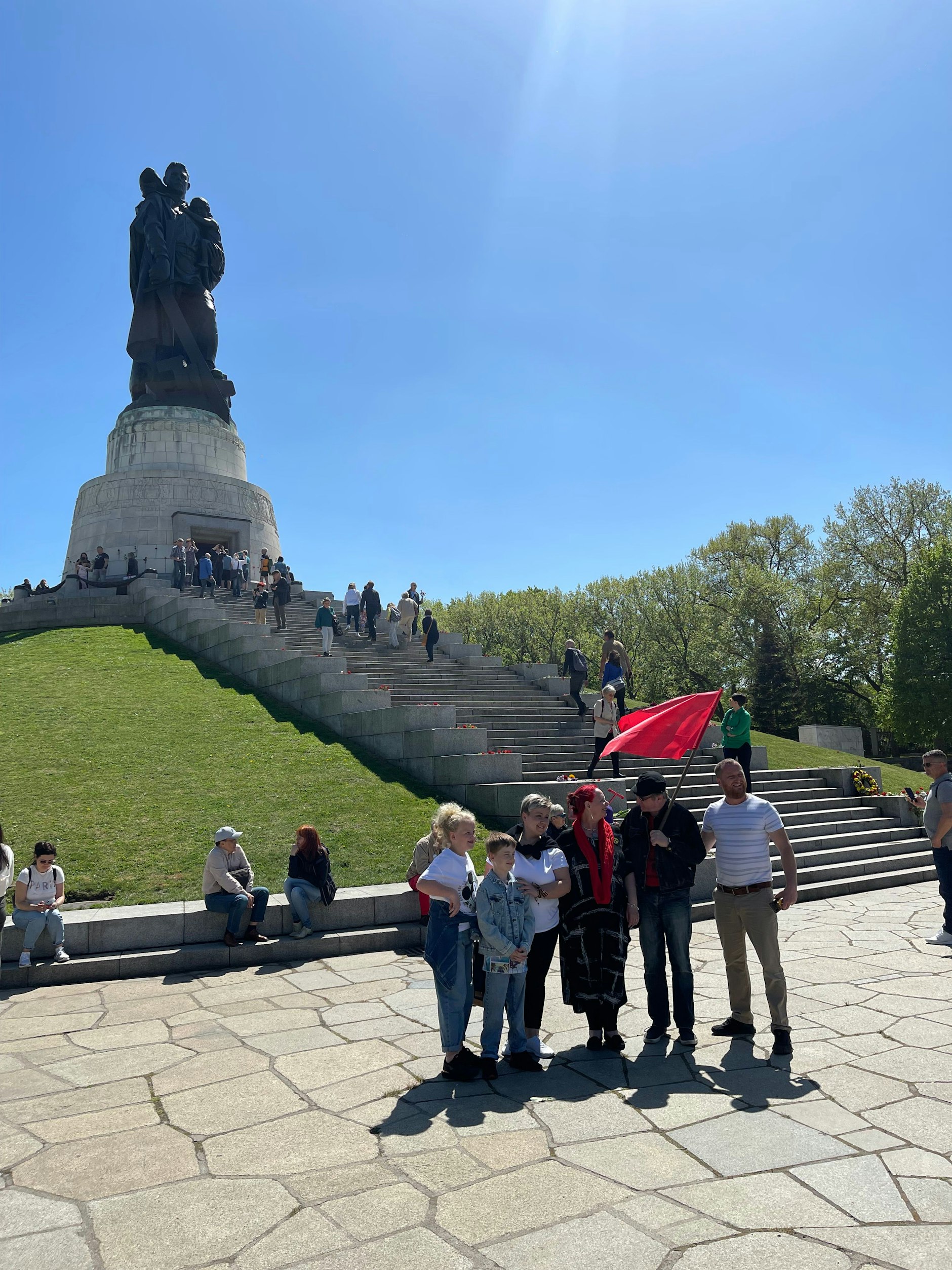 Alexander Becker aus Lübeck (rechts) mit anderen Besuchern des Ehrenmals am Treptower Park.