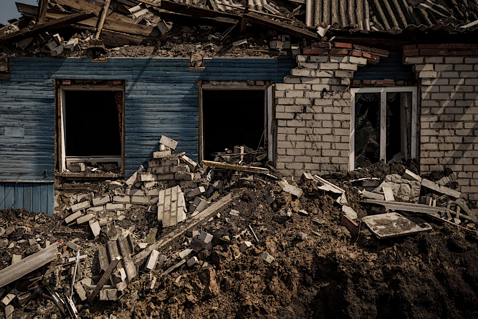 Ein zerstörtes Haus steht in Mala Rohan, einem von den ukrainischen Streitkräften zurückeroberten Dorf am Stadtrand von Charkiw.