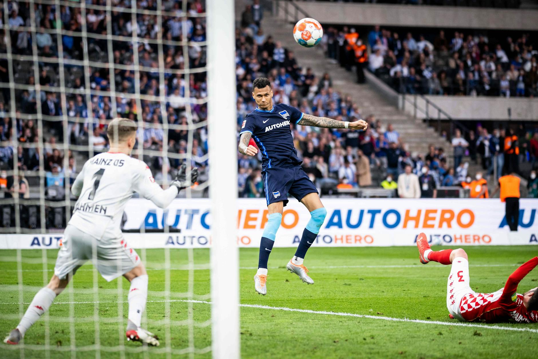 Herthas Stürmer Davie Selke köpft ein, doch vorher hatte er den Mainzer Martin Aaron umgeschubst.