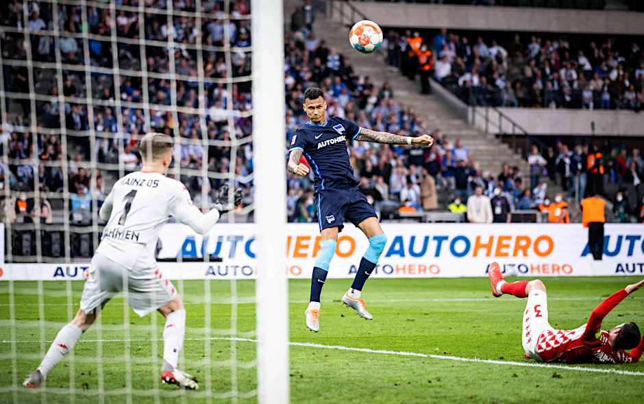 Herthas Stürmer Davie Selke köpft ein, doch vorher hatte er den Mainzer Martin Aaron umgeschubst.