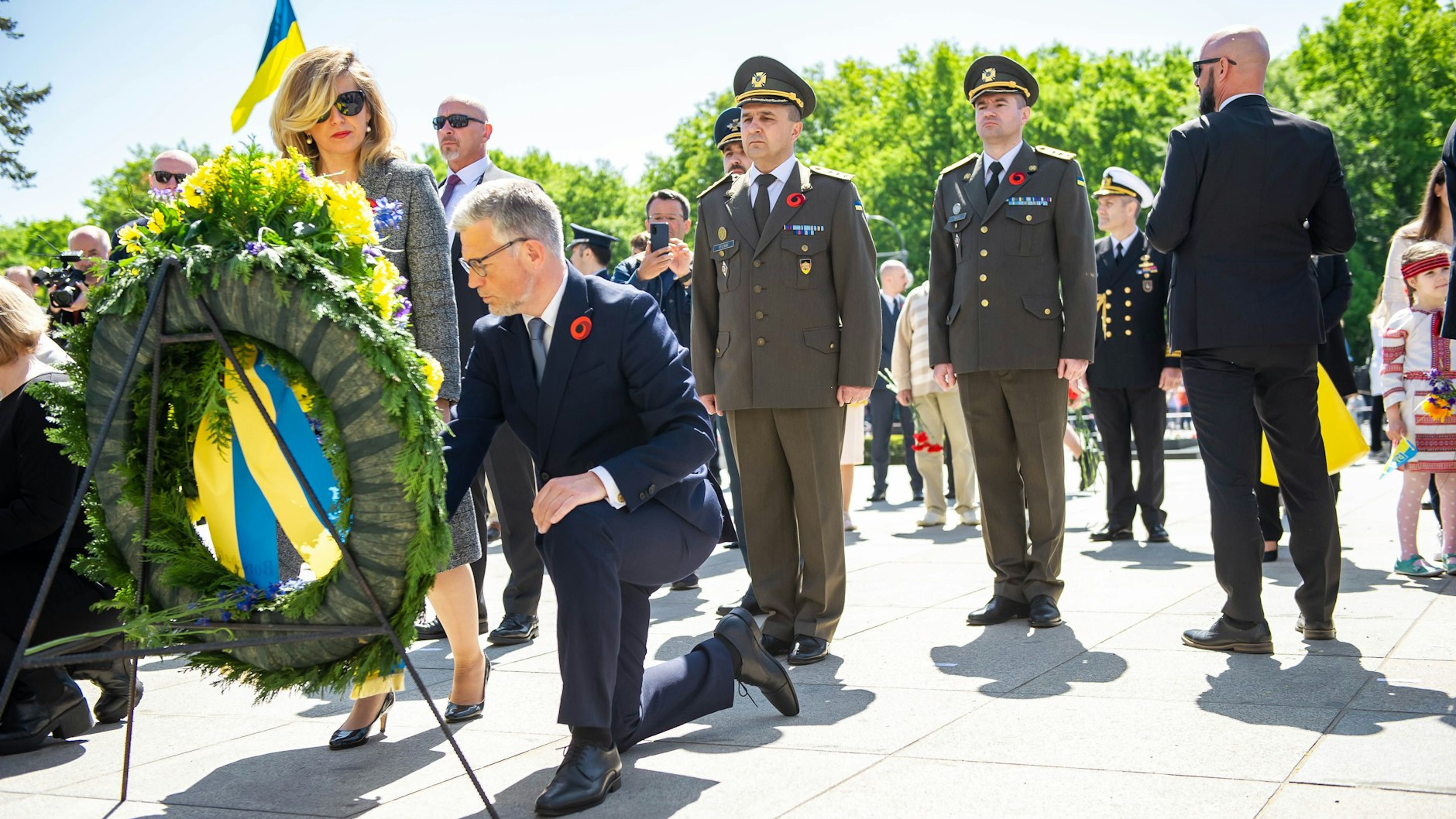 Andrij Melnyk, Botschafter der Ukraine, legt am Ehrenmal in Tuergarten einen Kranz nieder.