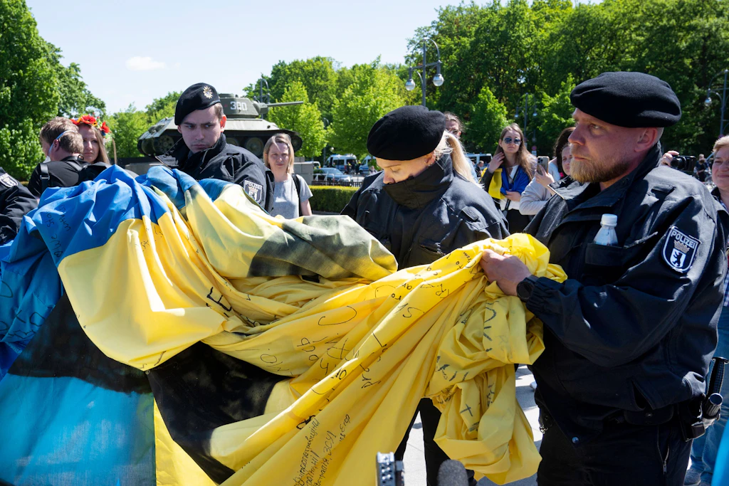 Kranzniederlegung in Berlin: Störer pöbeln gegen ukrainischen Botschafter Melnyk