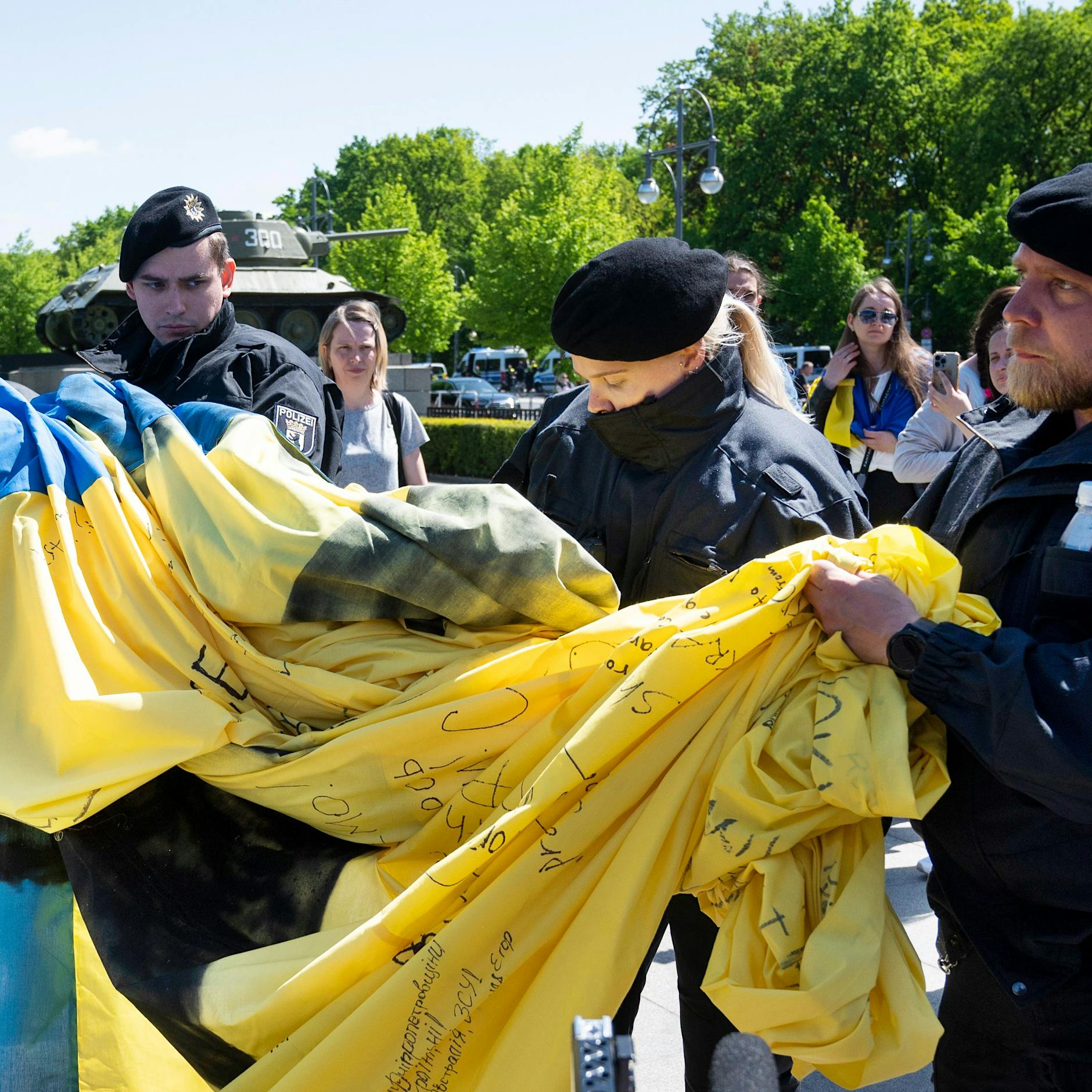 Kranzniederlegung in Berlin: Störer pöbeln gegen ukrainischen Botschafter Melnyk