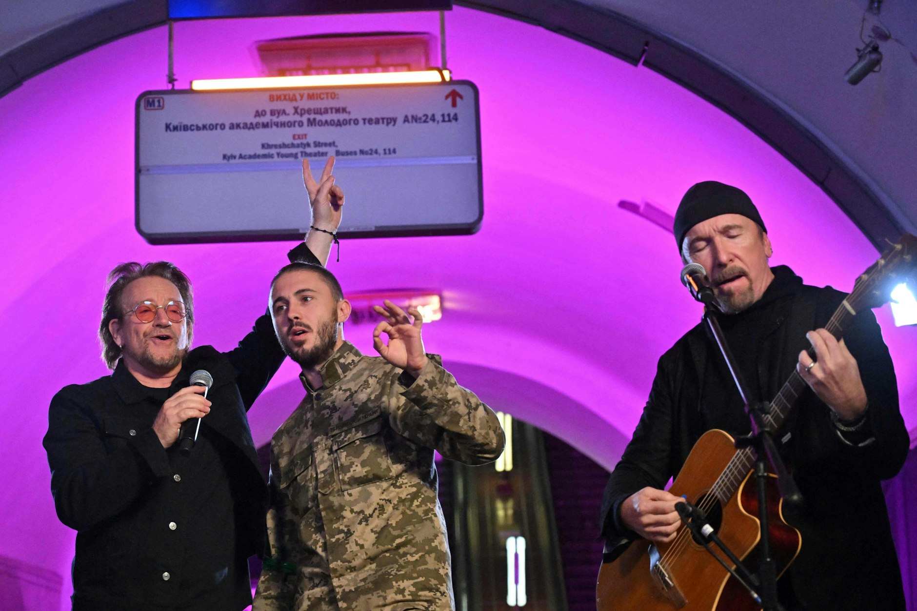 Bono (l.) und The Edge (r.) in Kiew. Sie hatten sich einen ukrainischen Soldaten auf ihre improvisierte Bühne geholt.