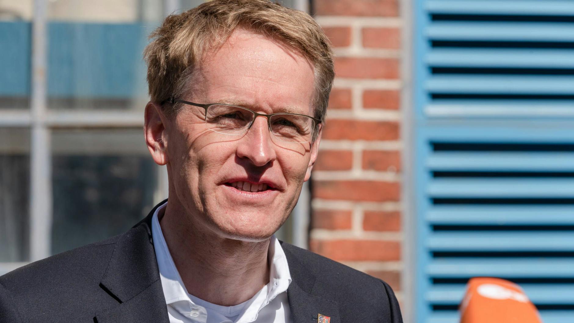 Ministerpräsident Daniel Günther am Sonntag bei der Stimmabgabe in seinem Heimatort Eckernförde.