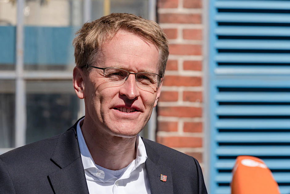 Ministerpräsident Daniel Günther am Sonntag bei der Stimmabgabe in seinem Heimatort Eckernförde.