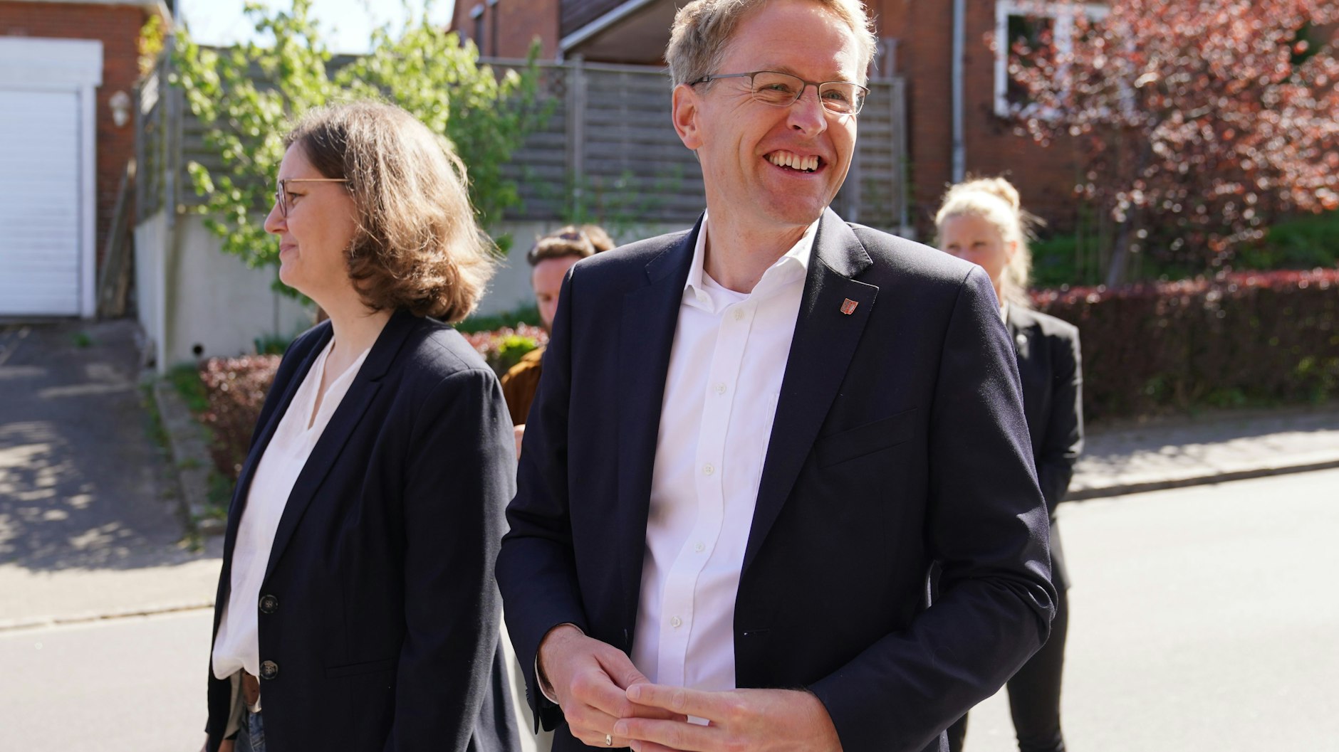 Daniel Günther, Ministerpräsident und CDU-Spitzenkandidat, und seine Ehefrau Anke Günther warten vor dem Wahllokal Stadtwerke Eckernförde auf ihre Stimmabgabe.