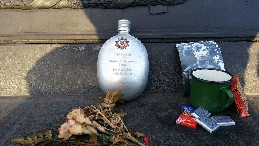 Persönliche Erinnerungsstücke, niedergelegt am Sowjetischen Ehrenmal in der Schönholzer Heide