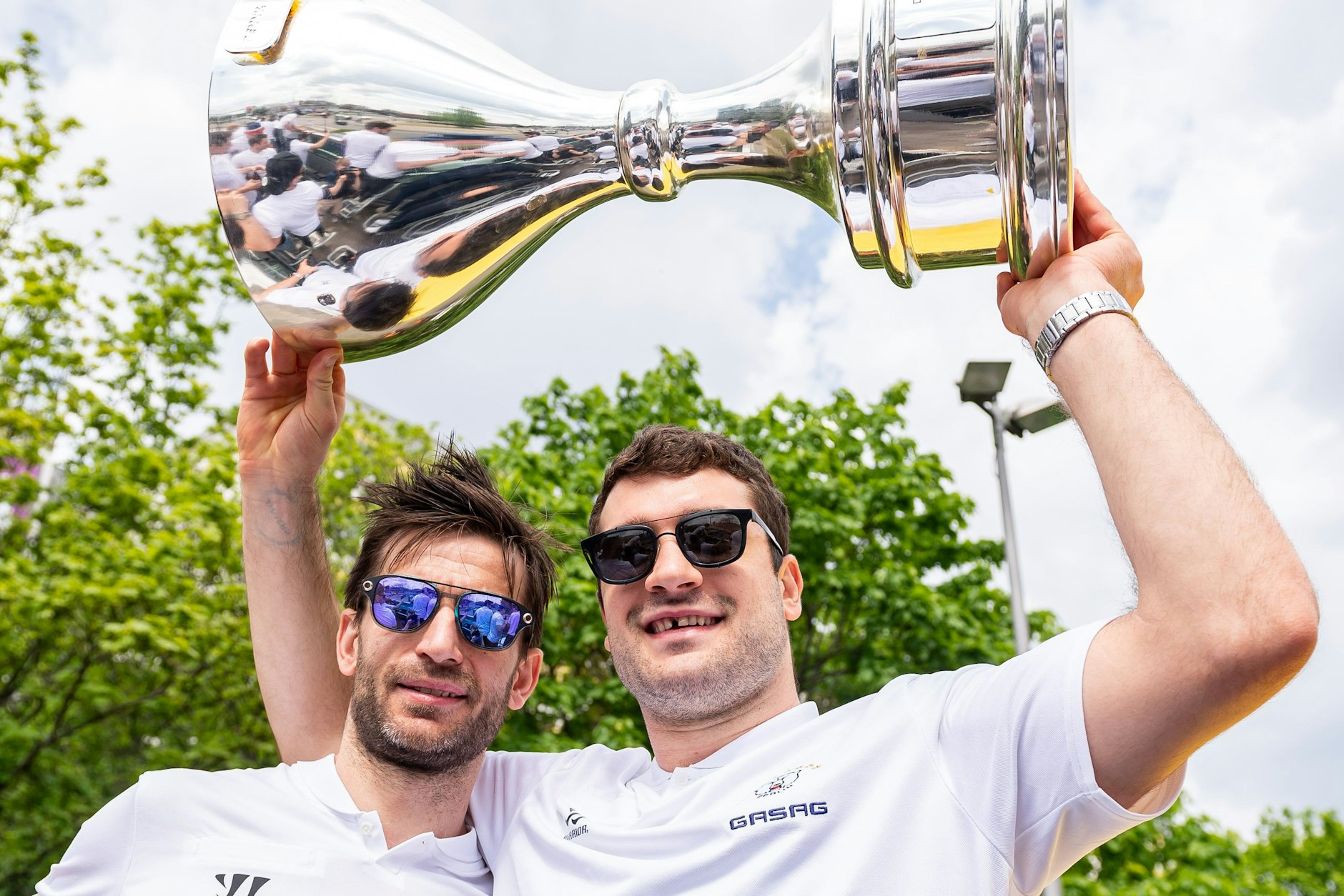 Frans Nielsen (l.) genießt bei der Saisonabschlussfeier seinen letzten Auftritt als Eisbär in Berlin, Giovanni Fiore hält ihm den Meister-Pokal.