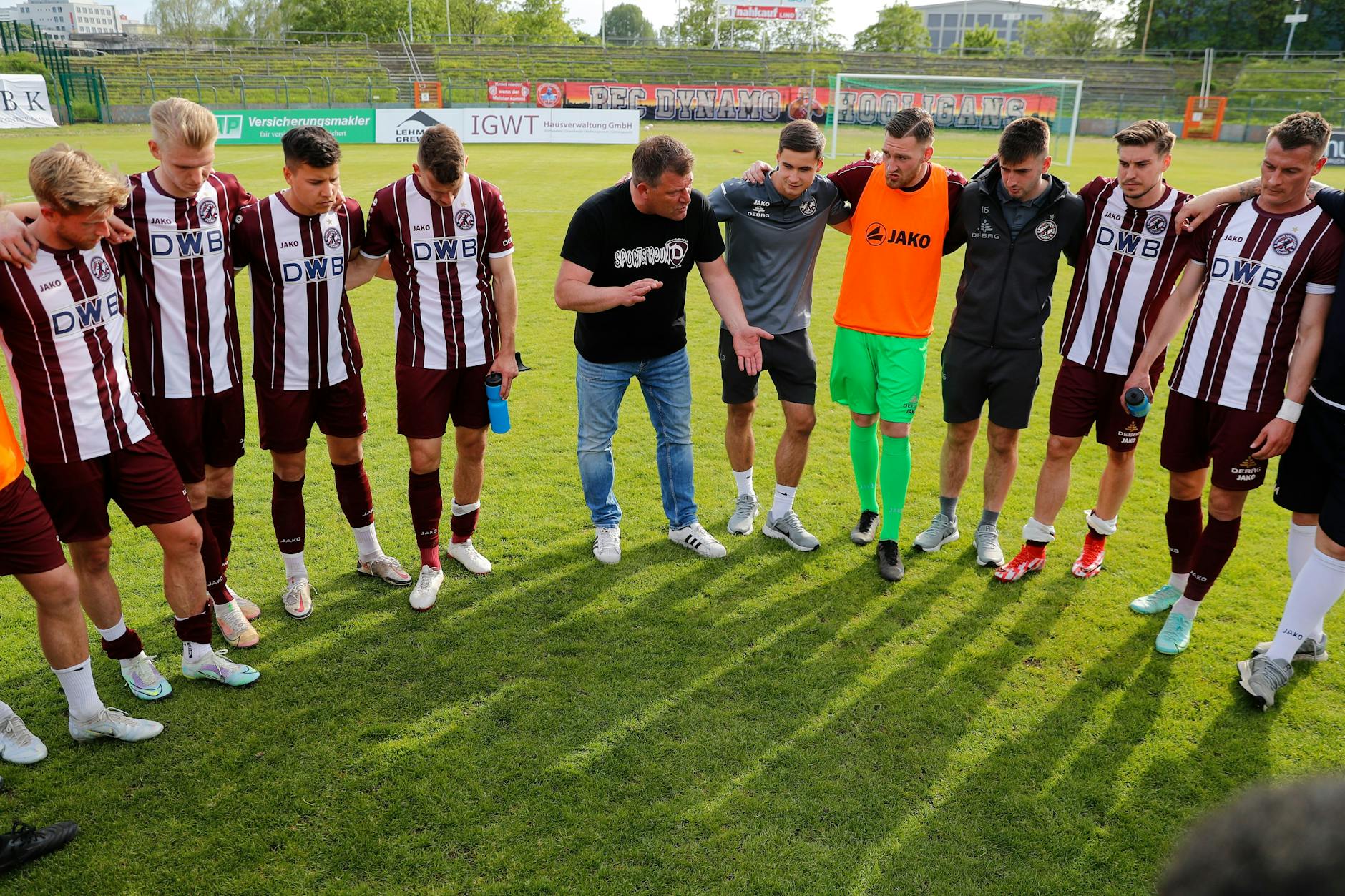 Gleich nach dem 1:2 gegen den BAK redet BFC-Trainer Christian Benbennek auf seine Jungs sein und versucht so, den aufkommenden Frust zu verjagen.