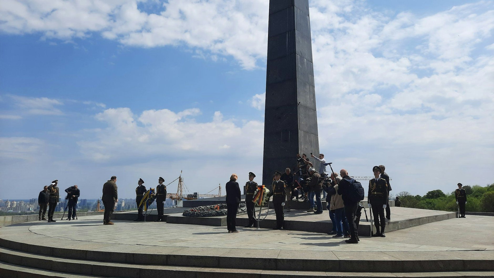 Bundestagspräsidentin Bärbel Bas am Grabmal des Unbekannten Soldaten in Kiew.