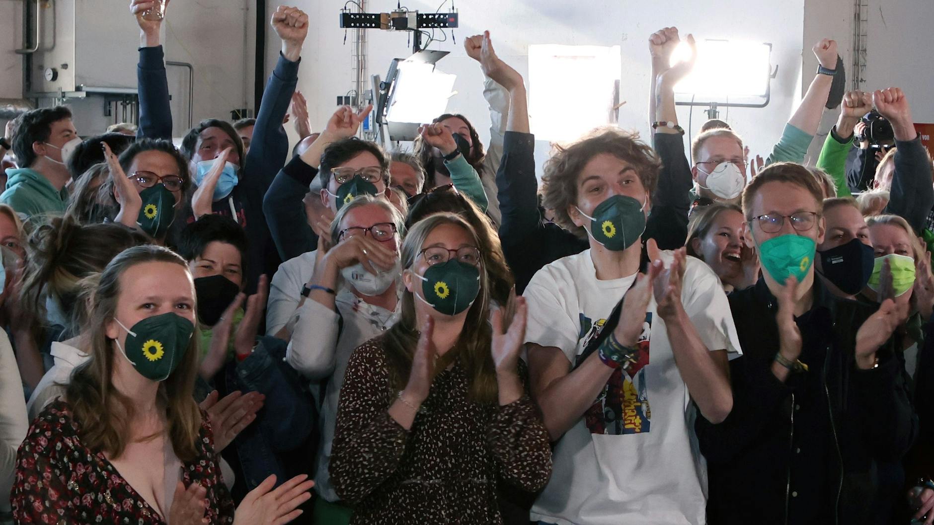 Anhänger der Grünen feiern auf der Wahlparty.