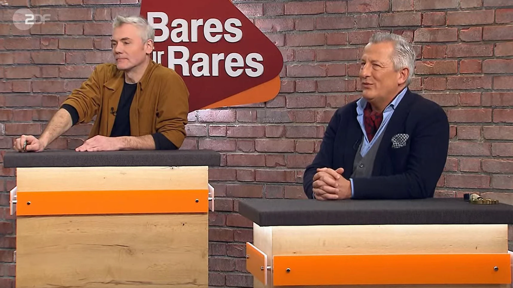 Schnell entwickelte sich bei „Bares für Rares“ ein Zweikampf zwischen den Händlern Christian Vechtel (l.) und Markus Wildhangen.