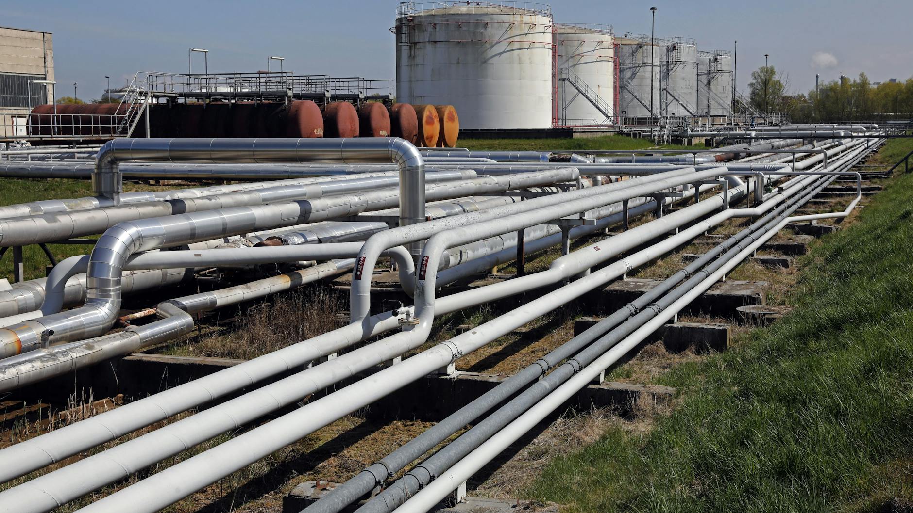 Das Tanklager Ölhafen Rostock an der Ostsee. Die G7 haben sich gemeinsam auf den Ausstieg aus russischen Öl-Importen geeinigt.