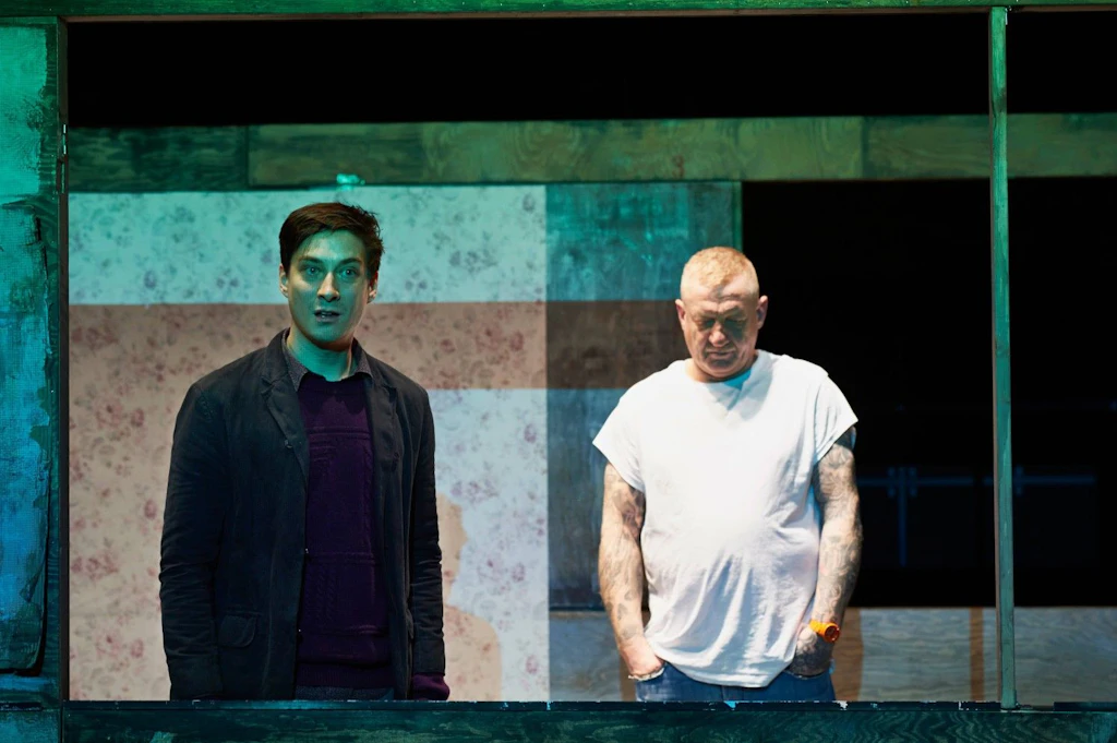 Die Wucht sozialer Ungerechtigkeit: „Ein Mann seiner Klasse“ beim Theatertreffen