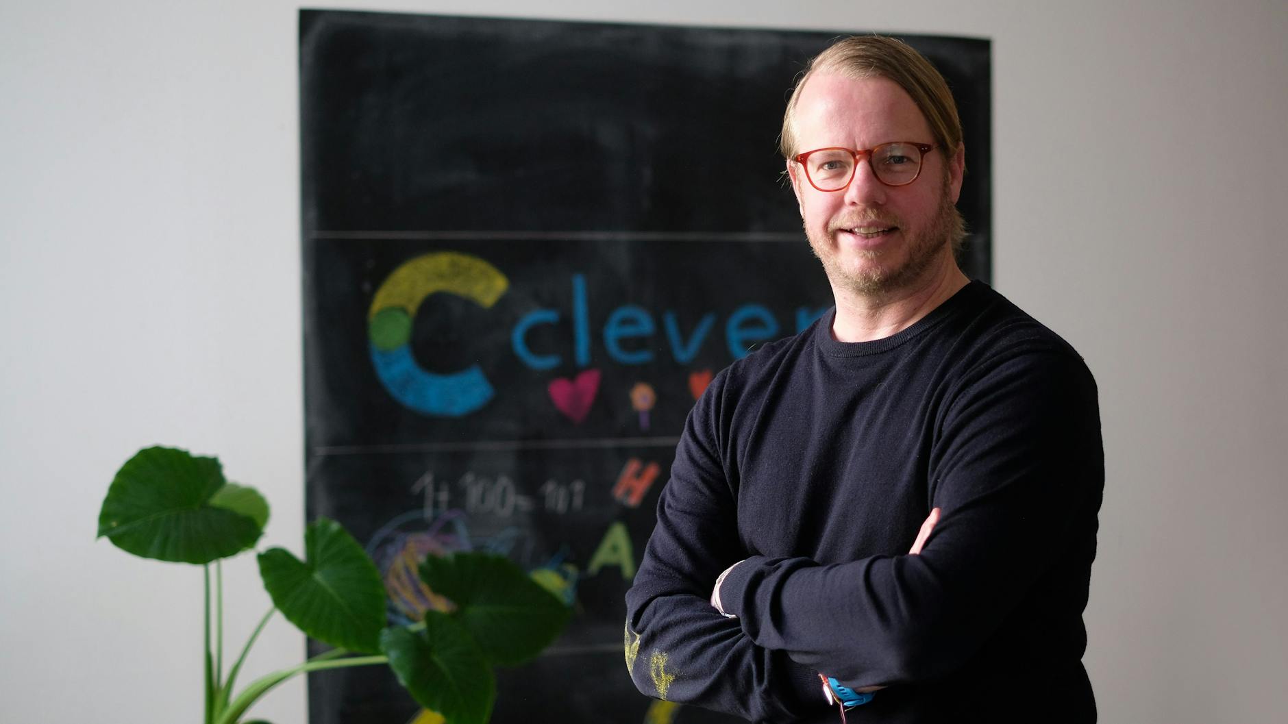 Fredrik Harkort, der Gründer des Online-Nachhilfe-Anbieters „cleverly“, in seinem Büro in der Gormannstraße in Mitte. Die Tafel im Hintergrund wurde von seinen Töchtern Lilli und Lulu (6 und 8 Jahre) gestaltet.