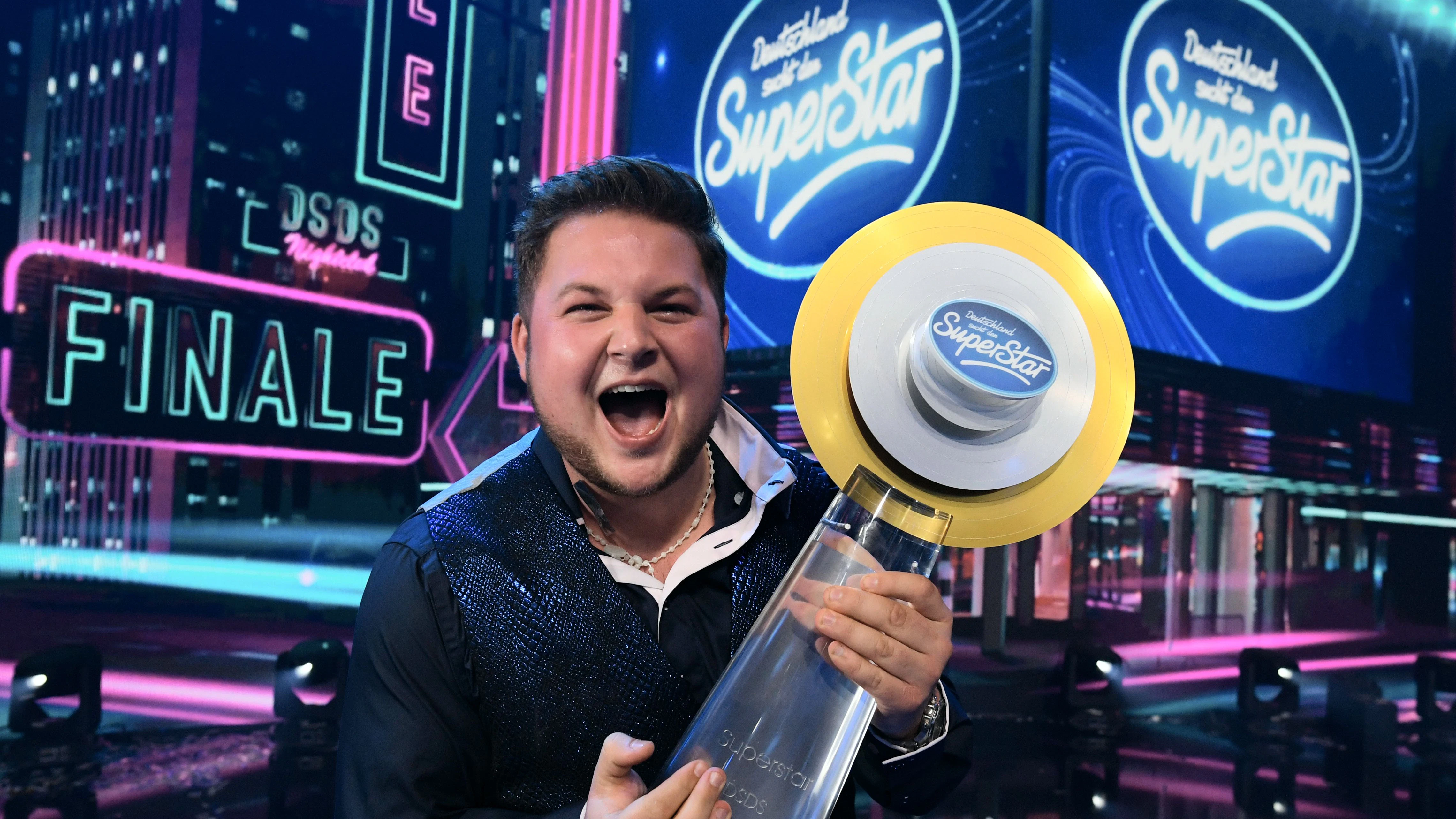 Harry Laffontien präsentiert den Siegerpokal nachdem er das Finale der RTL-Sendung „Deutschland sucht den Superstar“ gewonnen hat.