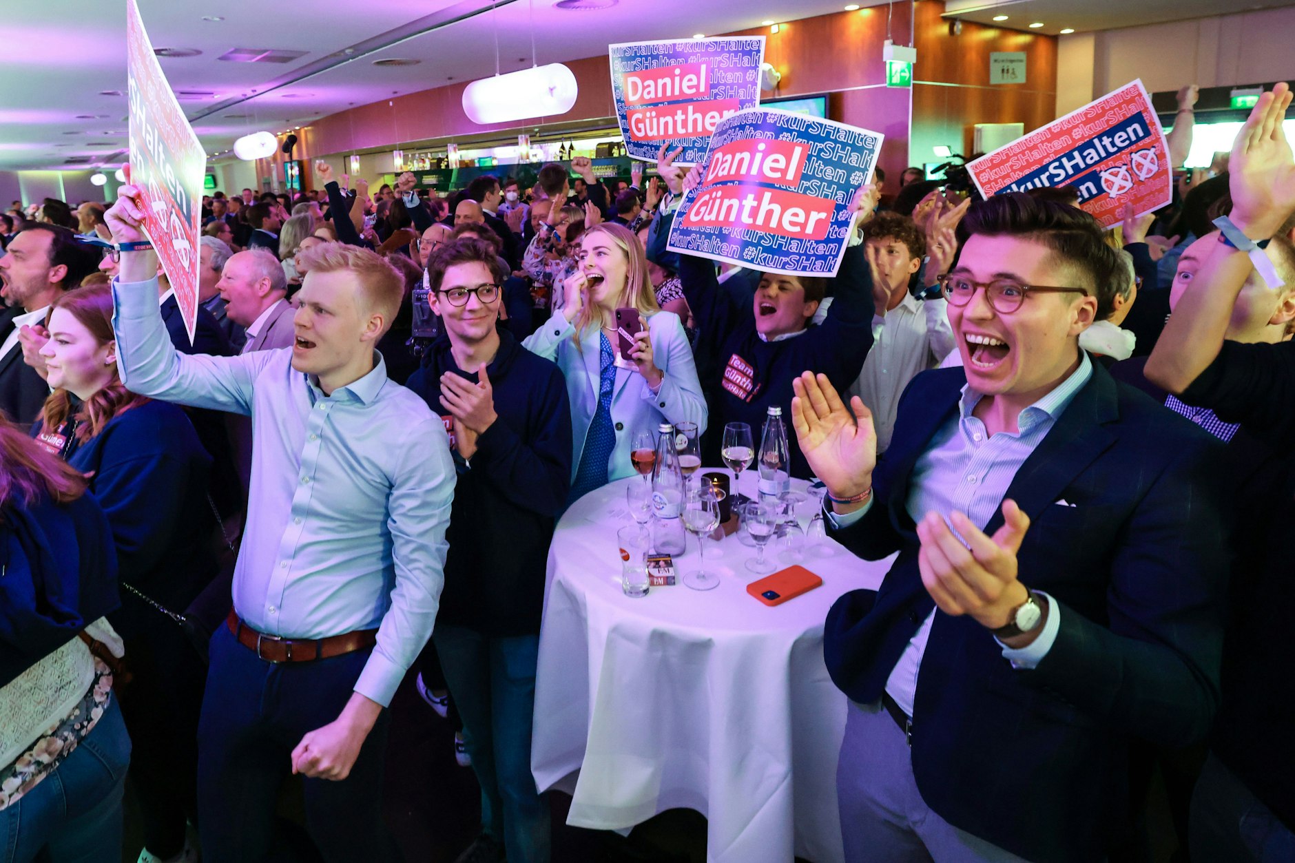 Kiel: Anhänger und Parteimitglieder der CDU jubeln auf der Wahlparty nach Bekanntgaben der ersten Prognosen zur Landtagswahl in Schleswig-Holstein.
