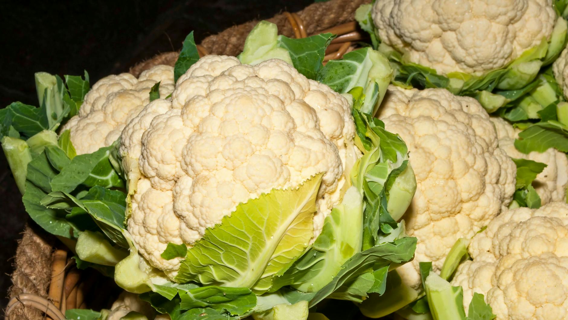 Blumenkohl bekommt man zu jeder Zeit im Jahr beim Gemüsehändler frisch. Im Moment ist er besonders günstig.